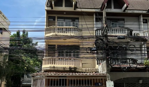 4 Bedrooms Townhouse for sale in Sena Nikhom, Bangkok 