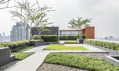 Фото 3 of the Communal Garden Area at Life Asoke