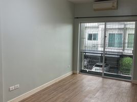 3 Schlafzimmer Reihenhaus zu verkaufen im Habitia Wongwaen-Ramintra, Bang Chan, Khlong Sam Wa