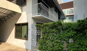 2 chambres Condominium a vendre à Phra Khanong Nuea, Bangkok K.P. Villa