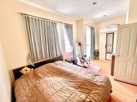 2 Bedroom Townhouse for sale at Golden Town Ramintra-Khubon, Tha Raeng