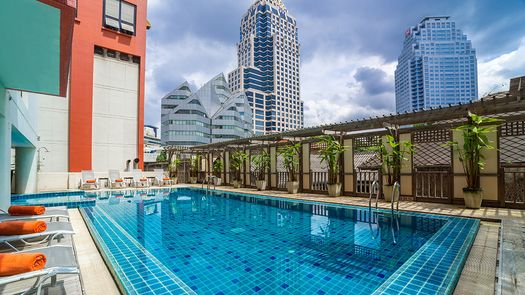 图片 1 of the สระว่ายน้ำ at Bandara Suites Silom