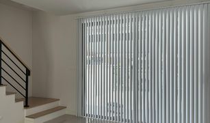 曼谷 Suan Luang Baan Klang Muang Sukhumvit 77 3 卧室 联排别墅 售 