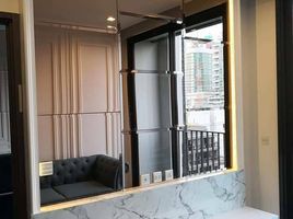 1 спален Кондо в аренду в Edge Sukhumvit 23, Khlong Toei Nuea