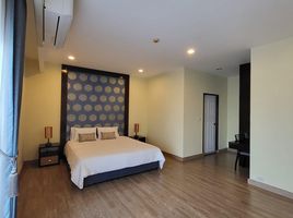 2 Schlafzimmer Appartement zu vermieten im Sarin Suites, Phra Khanong Nuea