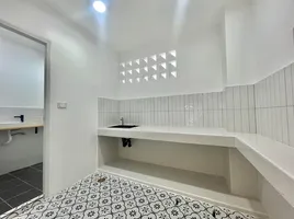 2 Bedroom Townhouse for sale in Hua Mak, Bang Kapi, Hua Mak