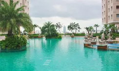 Fotos 3 of the Communal Pool at Belle Park Residence