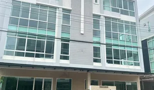 6 Schlafzimmern Reihenhaus zu verkaufen in Nuan Chan, Bangkok Biz Galleria Nuanchan