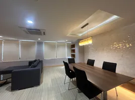 2 спален Кондо в аренду в Acadamia Grand Tower, Khlong Tan Nuea