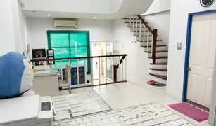 曼谷 Lat Phrao Baan Klang Muang Ladprao 71 3 卧室 联排别墅 售 