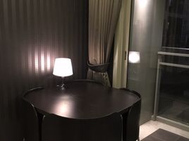 1 Schlafzimmer Appartement zu vermieten im Via Botani, Khlong Tan Nuea