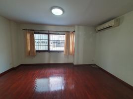 3 Bedroom Townhouse for sale at Supalai Ville Ekamai-Ramindra, Nuan Chan, Bueng Kum