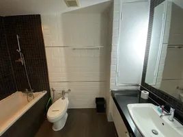 Studio Apartment for rent at Nantiruj Tower, Khlong Toei