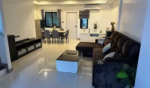 Таунхаус, 2 спальни на продажу в Nong Prue, Паттайя Chokchai Village 9