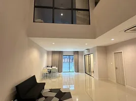 3 Bedroom Townhouse for sale at Nirvana Define Srinakarin-Rama 9, Saphan Sung