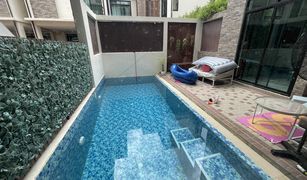 4 Bedrooms Villa for sale in Khlong Tan, Bangkok Em Villa's Compound