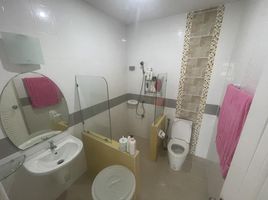 4 Schlafzimmer Reihenhaus zu verkaufen im Baan Wanna 2, Nai Mueang, Mueang Nakhon Si Thammarat, Nakhon Si Thammarat