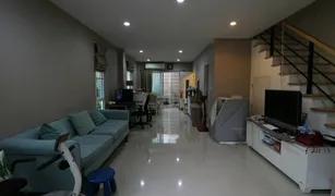Таунхаус, 3 спальни на продажу в Bang Chak, Бангкок Lumpini Town Place Sukhumvit 62