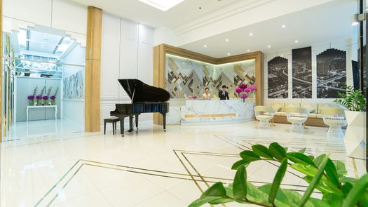 图片 1 of the แผนกต้อนรับ at Bandara Suites Silom