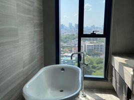 2 Schlafzimmer Wohnung zu verkaufen im The Diplomat Sathorn, Si Lom