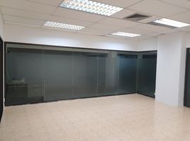 30 ตรม. Office for rent at ออมนิ ทาวเวอร์ สุขุมวิท นานา, คลองเตย