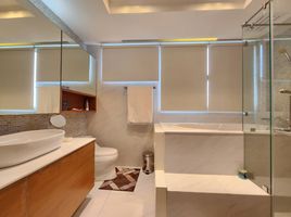 1 Bedroom Condo for sale at Supalai River Place, Bang Lamphu Lang, Khlong San