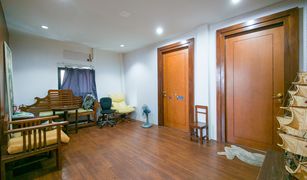 3 Bedrooms Townhouse for sale in Thanon Nakhon Chaisi, Bangkok 