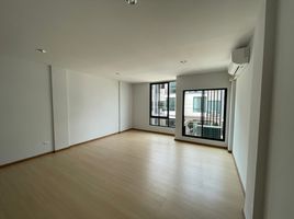 3 Bedroom Villa for rent at City Link Rama 9-Srinakarin, Saphan Sung