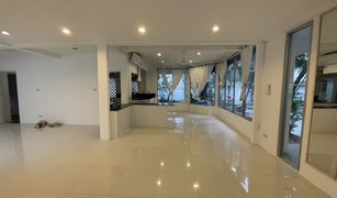 4 Bedrooms House for sale in Khlong Toei Nuea, Bangkok 