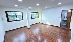 Дом, 4 спальни на продажу в Khlong Chan, Бангкок 