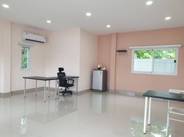 100 m² Office for rent in Tha Krachap, Nakhon Chai Si, Tha Krachap