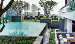 图片 2 of the 游泳池 at Akyra Thonglor Bangkok Hotel