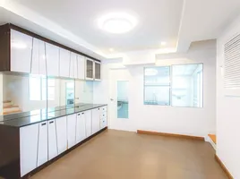 3 Bedroom House for sale in Sam Sen Nok, Huai Khwang, Sam Sen Nok