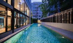 Фото 1 of the สระว่ายน้ำ at B - Loft Lite Sukhumvit 107