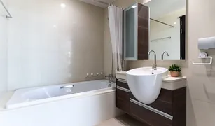 1 Bedroom Condo for sale in Phra Khanong Nuea, Bangkok Sky Walk Residences