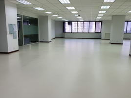 789 m² Office for sale at Chamnan Phenjati Business Center, Huai Khwang