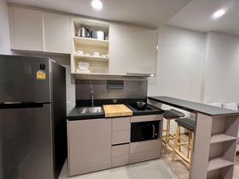 1 Schlafzimmer Appartement zu verkaufen im Oka Haus, Khlong Tan