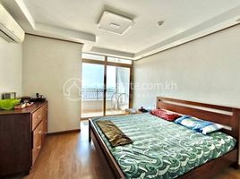 1 Schlafzimmer Wohnung zu verkaufen im Condo For Sale in BKK 1 | Furnished | Commercial Hub , Boeng Keng Kang Ti Muoy