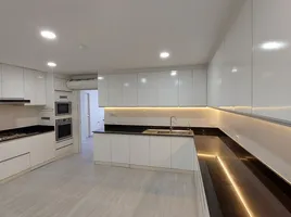 3 Bedroom Condo for sale at Oriental Towers, Khlong Tan Nuea