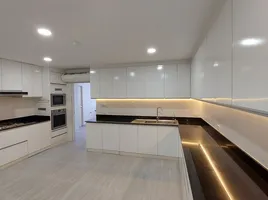 3 Bedroom Condo for rent at Oriental Towers, Khlong Tan Nuea