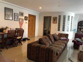 2 Schlafzimmer Wohnung zu verkaufen im Saranjai Mansion, Khlong Toei