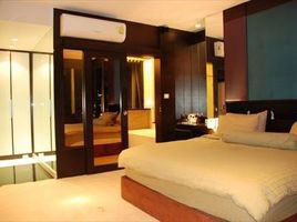 2 Bedroom Condo for sale at Watermark Chaophraya, Bang Lamphu Lang