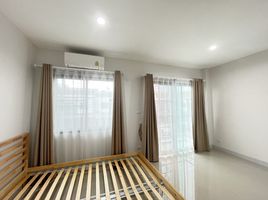 4 Schlafzimmer Reihenhaus zu verkaufen im B-Home Sansai, San Sai Luang