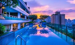 Фото 3 of the Общий бассейн at Akyra Thonglor Bangkok Hotel