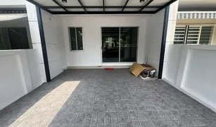 曼谷 Saphan Sung Baan Klang Muang Urbanion Rama 9-Outer Ring 3 卧室 联排别墅 售 