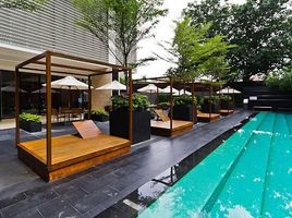 2 спален Кондо в аренду в The Emporio Place, Khlong Tan