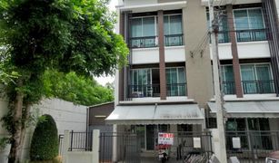 3 Bedrooms Townhouse for sale in Lat Phrao, Bangkok Baan Klang Muang Chokchai 4