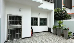 普吉 查龙 Baan Chalongsuk 2 卧室 联排别墅 售 