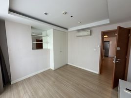 2 Bedroom Apartment for rent at The Rajdamri, Pathum Wan