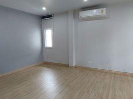 6 Schlafzimmer Reihenhaus zu vermieten in Wong Sawang, Bang Sue, Wong Sawang